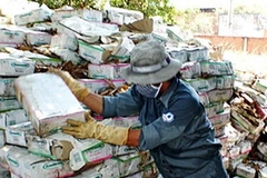 Hàng chục tấn sữa Anco quá hạn sử dụng trong bãi phế liệu của Công ty Thế Giới Xanh. (Nguồn: Internet)