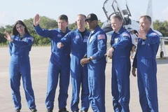 Đội phi hành gia của tầu Discovery tại Trung tâm vũ trụ Kennedy, chuẩn bị cho chuyến bay. (Ảnh: AFP/TTXVN)