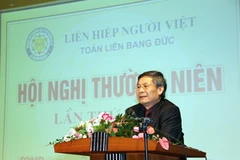 Chủ tịch Liên hiệp người Việt Nam toàn liên bang Đức Nguyễn Văn Thoại đọc báo cáo trước hội nghị. (Ảnh: Văn Long-Thanh Hải/Berlin)