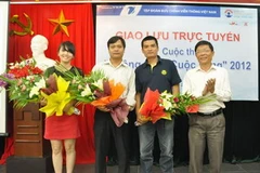 Các tác giả đạt giải các năm giao lưu và nhận hoa từ Ban Tổ chức. (Ảnh: Văn Xuyên/Vietnam+)