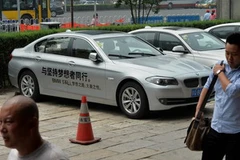 Ôtô BMW 5 bên ngoài một cửa hàng ở Bắc Kinh ngày 6/8. (Nguồn: AFP/TTXVN)