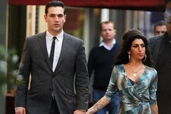 Amy Winehouse và bạn trai mới Reg Traviss. (Nguồn: Internet)