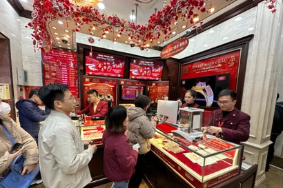Giá vàng trong nước tăng mạnh, chênh lệch lên tới 32 triệu đồng. (Ảnh: Vietnam+)