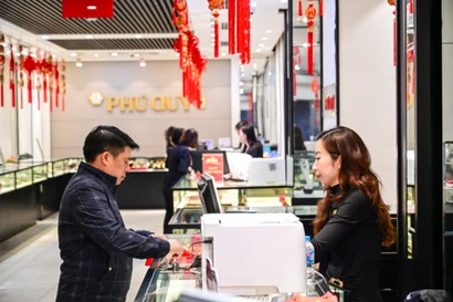 Giá vàng trong nước tiếp tục đi lên, áp sát 157 triệu đồng mỗi lượng. (Ảnh: Vietnam+)