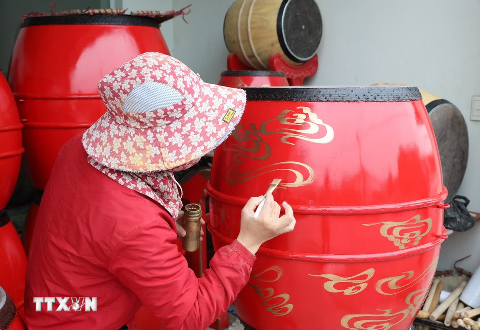 Công đoạn vẽ trang trí trống. (Ảnh: Thanh Tuấn/TTXVN)