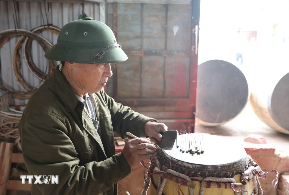 Thợ làm trống Đọi Tam thực hiện các công đoạn làm trống. (Ảnh: Thanh Tuấn/TTXVN)