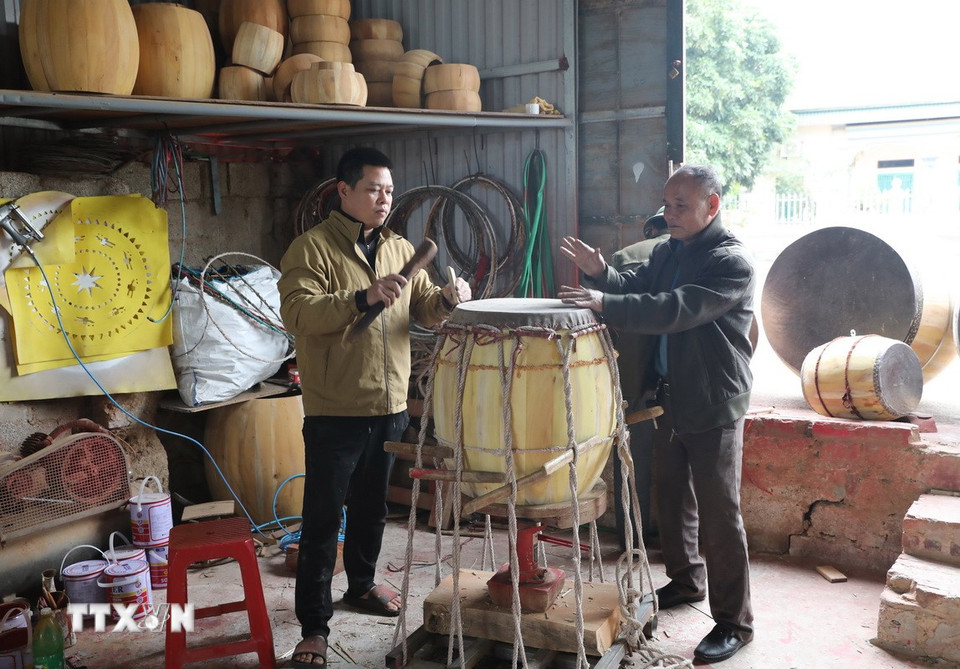 Thợ làm trống Đọi Tam thực hiện các công đoạn làm trống. (Ảnh: Thanh Tuấn/TTXVN)