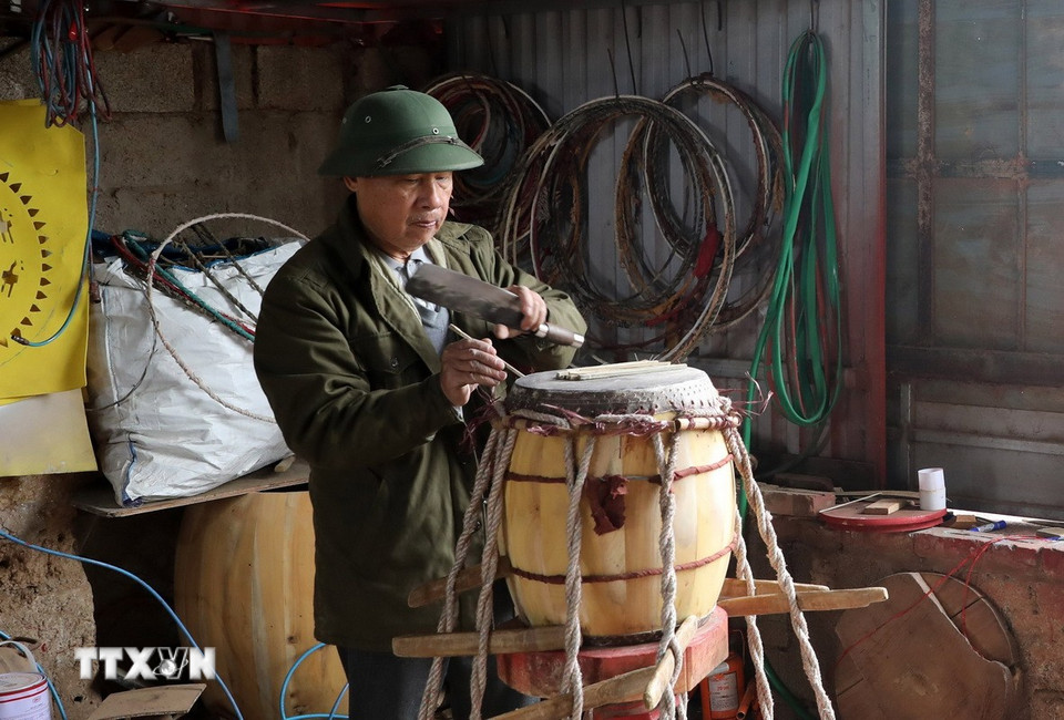 Thợ làm trống Đọi Tam thực hiện các công đoạn làm trống. (Ảnh: Thanh Tuấn/TTXVN)