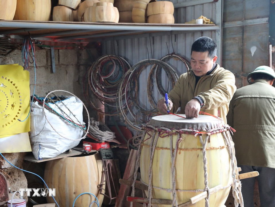 Thợ làm trống Đọi Tam thực hiện các công đoạn làm trống. Hàng năm, mỗi xưởng sản xuất cung ứng ra thị trường khoảng từ 300-500 sản phẩm các loại. (Ảnh: Thanh Tuấn/TTXVN)