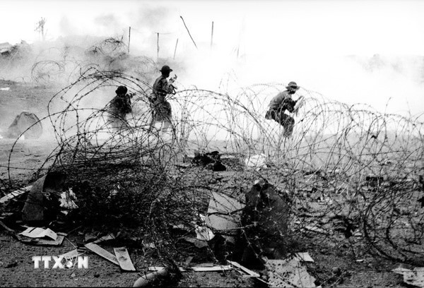 Đảng lãnh đạo đất nước giành được những thắng lợi to lớn, xây dựng chủ nghĩa xã hội ở miền Bắc và đấu tranh thống nhất nước nhà ở miền Nam. Trong ảnh: Quân ta chiến đấu kiên cường bảo vệ từng tấc đất ở thành cổ Quảng Trị, năm 1971. (Ảnh: TTXVN)