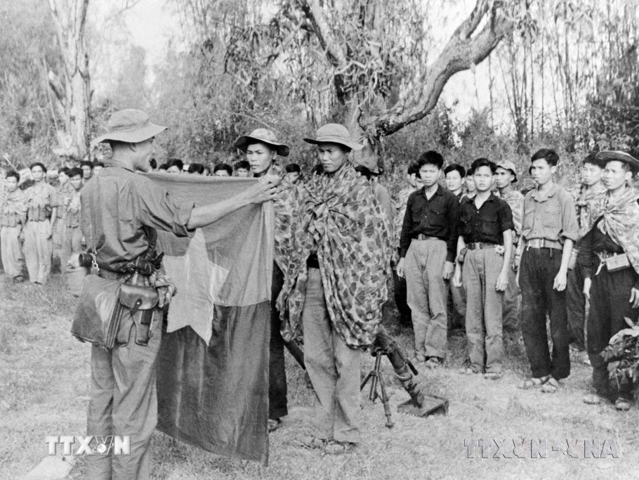Thắng lợi của cuộc Tổng tiến công và nổi dậy Xuân Mậu Thân 1968 buộc Mỹ phải xuống thang chiến tranh, mở ra điều kiện và thời cơ cho những đòn tấn công tiếp theo mà đỉnh cao là Đại thắng mùa Xuân 1975, kết thúc thắng lợi cuộc kháng chiến chống Mỹ cứu nước, giải phóng miền Nam, thống nhất đất nước.. Trong ảnh: Quân giải phóng Sài Gòn - Gia Định tuyên thệ, nhận nhiệm vụ trước giờ xuất kích trong trận Tết Mậu Thân 1968. (Ảnh: Tư liệu TTXVN)