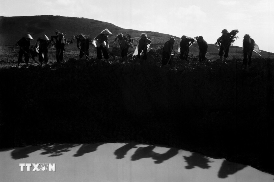 Với đường lối kháng chiến độc lập, tự chủ, Đảng ta đã huy động được cao nhất sức mạnh của cả nước, bao gồm cả sức mạnh vật chất và sức mạnh chính trị-tinh thần, sức mạnh truyền thống yêu nước nồng nàn của đất nước ngàn năm văn hiến cho cuộc kháng chiến chống đế quốc Mỹ xâm lược lâu dài, cam go và quyết liệt. Trong ảnh: 10 trong số 12 cô gái Tiểu đội 4, Đại đội Thanh niên xung phong 552 đang san lấp hố bom này đã hy sinh anh dũng cuối năm 1968 khi làm nhiệm vụ bảo đảm giao thông tại Ngã ba Đồng Lộc (Hà Tĩnh). (Ảnh: Văn Sắc/TTXVN)