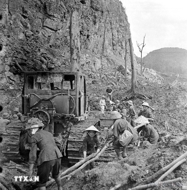 Tuyến đường 20 Quyết Thắng trên địa bàn tỉnh Quảng Bình được thi công trong thời điểm chiến tranh ác liệt, bị địch đánh phá liên tục. Bất chấp bom đạn ác liệt, lực lượng công binh và thanh niên xung phong đã bám trụ mặt đường, lao động cật lực suốt ngày đêm để đảm bảo thông xe. Đường 20 có đến 8 trọng điểm, được gọi là những "tọa độ lửa". (Ảnh: Hữu Ngôi/TTXVN)