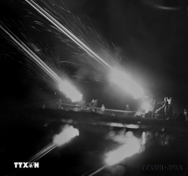 Đảng lãnh đạo đất nước giành được những thắng lợi to lớn, xây dựng chủ nghĩa xã hội ở miền Bắc và đấu tranh thống nhất nước nhà ở miền Nam. Trong ảnh: Lực lượng pháo phòng không nổ súng quyết liệt đánh trả máy bay giặc Mỹ, bảo vệ Hà Nội trong 12 ngày đêm tháng 12/1972. (Ảnh: TTXVN)