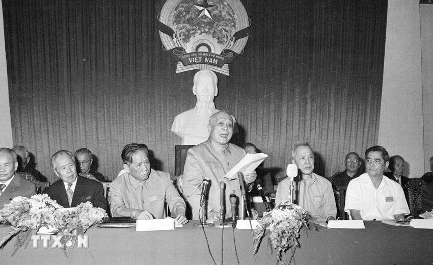 Đại hội Mặt trận thống nhất Việt Nam được tổ chức tại TP. Hồ Chí Minh từ ngày 31/1 - 4/2/1977, hợp nhất 3 tổ chức: Mặt trận Tổ quốc Việt Nam, Mặt trận Dân tộc Giải phóng miền Nam Việt Nam, Liên minh các lực lượng dân tộc, dân chủ và hoà bình Việt Nam, lấy tên là Mặt trận Tổ quốc Việt Nam. Đại hội đã hiệp thương, giới thiệu 191 vị tham gia UBTƯ MTTQ Việt Nam. Đoàn Chủ tịch gồm 45 vị. Chủ tịch danh dự là đồng chí Tôn Đức Thắng; Chủ tịch là đồng chí Hoàng Quốc Việt. (Ảnh: Kim Hùng/TTXVN)