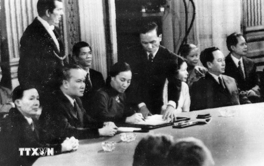 Bộ trưởng Ngoại giao Chính phủ Cách mạng lâm thời Cộng hoà miền Nam Việt Nam Nguyễn Thị Bình ký văn kiện Hiệp định Paris về chấm dứt chiến tranh, lập lại hòa bình ở Việt Nam, ngày 27/1/1973, tại Trung tâm Hội nghị Quốc tế ở thủ đô Paris (Pháp). (Ảnh: Văn Lượng/TTXVN)