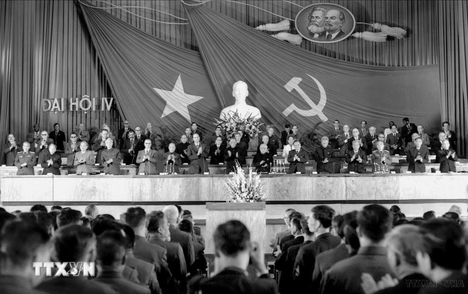 Đại hội đại biểu toàn quốc Đảng Cộng sản Việt Nam lần thứ IV, diễn ra tại Hà Nội, từ ngày 14 – 20/12/1976. Đây là Đại hội đầu tiên của nước Cộng hòa Xã hội chủ nghĩa Việt Nam sau khi được thống nhất từ Việt Nam Dân chủ Cộng hòa và Cộng hòa Miền Nam Việt Nam. (Ảnh: TTXVN)