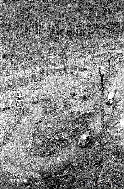 Bất chấp những ngăn chặn khốc liệt, tàn bạo, bằng nhiều lực lượng, nhiều thủ đoạn, nhiều loại phương tiện chiến tranh và vũ khí hiện đại nhất lúc bấy giờ của Mỹ, tuyến vận tải chiến lược Trường Sơn vẫn không ngừng phát triển, đáp ứng sự chi viện to lớn, toàn diện, liên tục, mạnh mẽ của hậu phương lớn miền Bắc cho tiền tuyến lớn miền Nam (1969). (Ảnh: Văn Sắc/TTXVN)