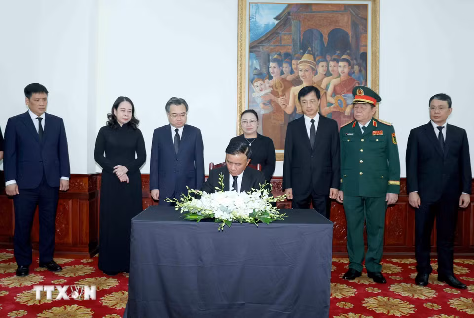 Thường trực Ban Bí thư Trần Cẩm Tú ghi sổ tang Chủ tịch Quốc hội Lào Xaysomphone Phomvihane. (Ảnh: Phương Hoa/TTXVN)