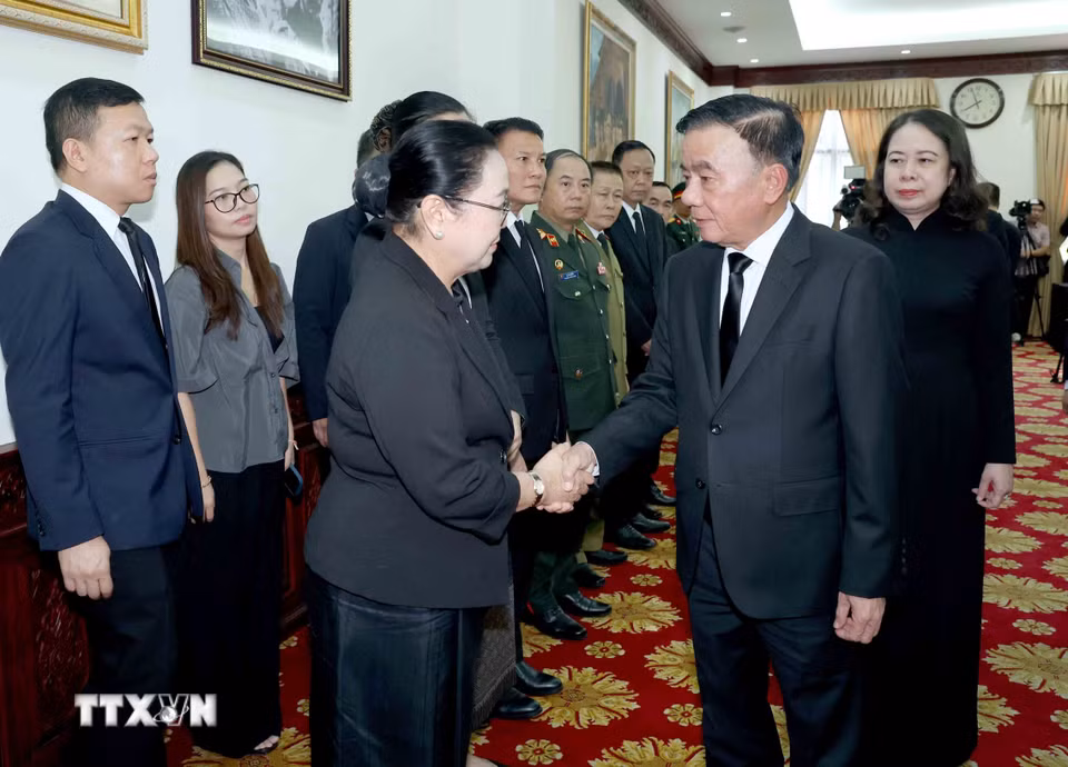 Thường trực Ban Bí thư Trần Cẩm Tú chia buồn với Đại sứ Lào tại Việt Nam Khamphao Ernthavanh. (Ảnh: Phương Hoa/TTXVN)
