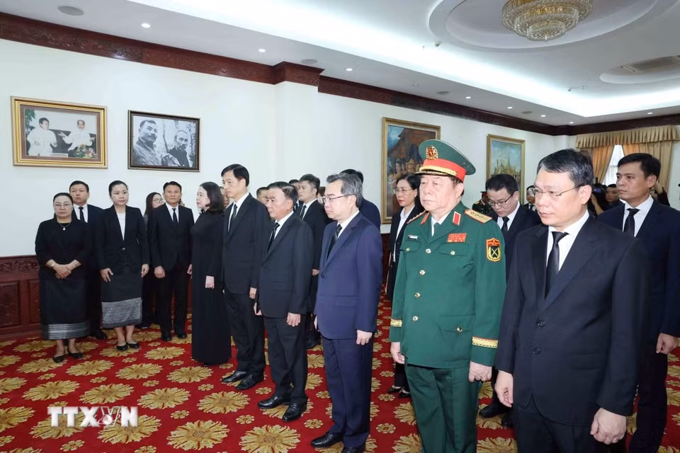 Đoàn Lãnh đạo Đảng, Nhà nước viếng đồng chí Xaysomphone Phomvihane, Ủy viên Bộ Chính trị, Chủ tịch Quốc hội Lào. (Ảnh: Phương Hoa/TTXVN)