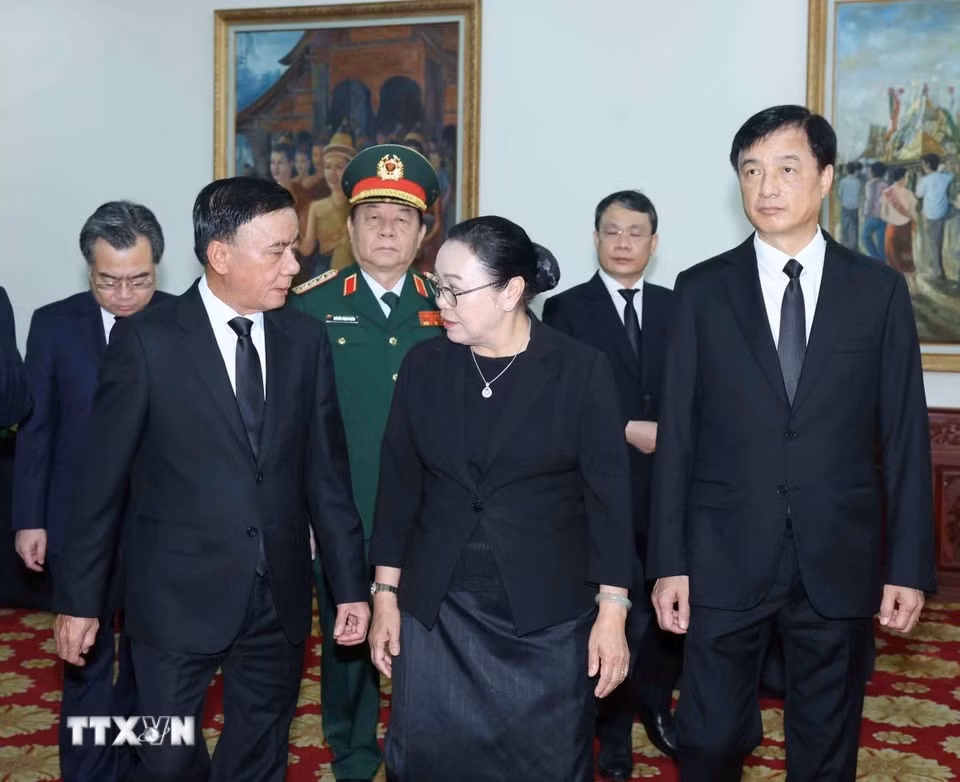Thường trực Ban Bí thư Trần Cẩm Tú chia buồn với Đại sứ Lào tại Việt Nam Khamphao Ernthavanh. (Ảnh: Phương Hoa/TTXVN)