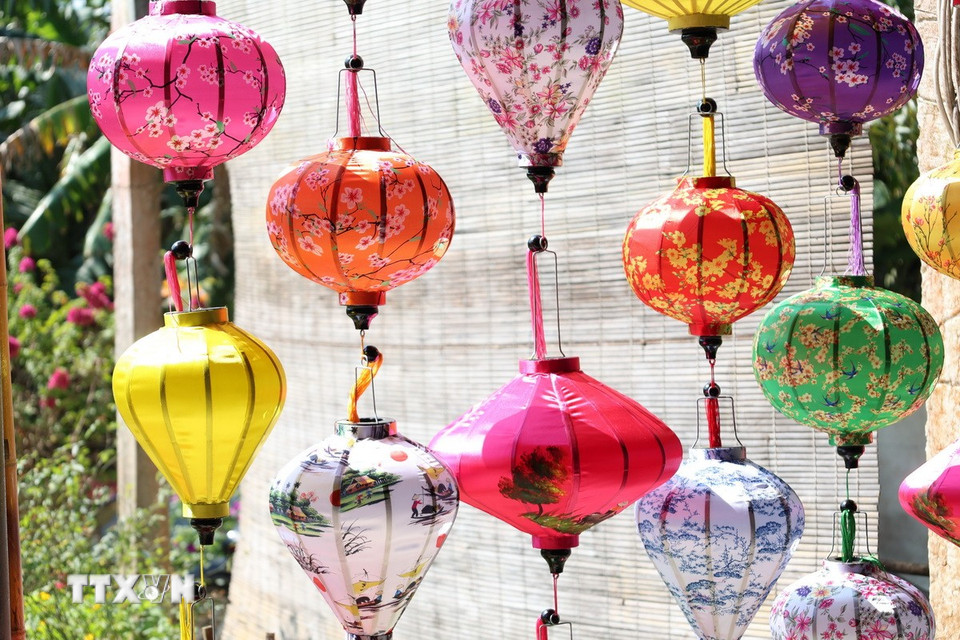 Sản phẩm lồng đèn Thiên Đăng của anh Lê Vĩnh Hà (phường Điện Bàn, thành phố Đà Nẵng) luôn đa dạng về mẫu mã, màu sắc, thu hút khách hàng. (Ảnh: Khoa Chương/TTXVN)