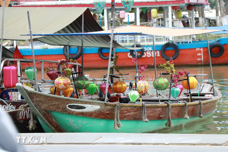 Lồng đèn truyền thống luôn hiện diện ở mọi ngõ ngách ở Hội An (thành phố Đà Nẵng), tạo nên một không gian phố cổ vừa lung linh, vừa đậm hồn Việt. (Ảnh: Khoa Chương/TTXVN)
