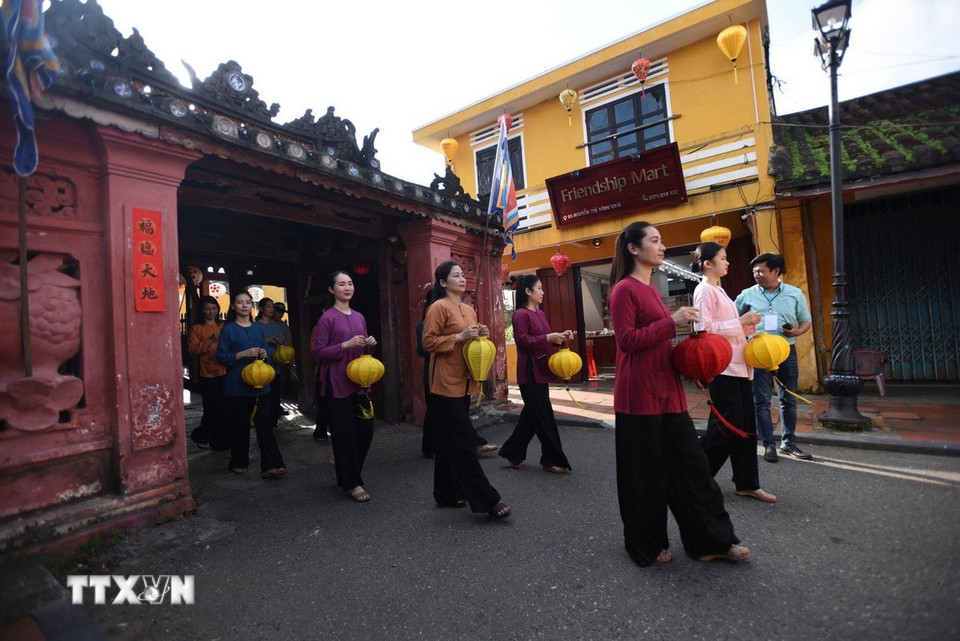 Lồng đèn truyền thống là "linh hồn" của Lễ hội đèn lồng Hội An (thành phố Đà Nẵng), được tổ chức vào mỗi đêm Rằm hàng tháng. (Ảnh: Khoa Chương/TTXVN)
