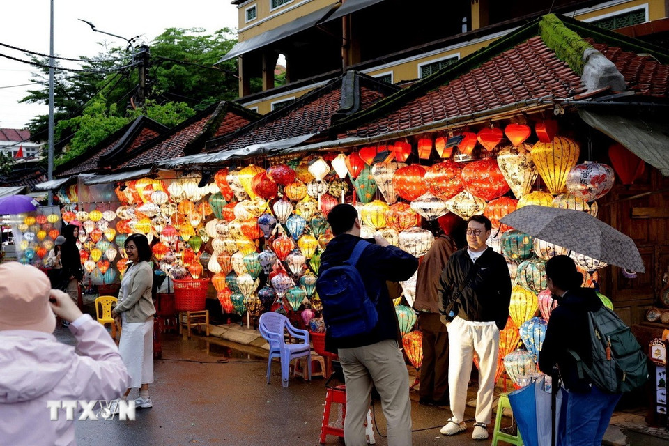 Lồng đèn truyền thống luôn hiện diện ở mọi ngõ ngách tại Hội An (thành phố Đà Nẵng) tạo nên một không gian phố cổ vừa lung linh, vừa đậm hồn Việt. (Ảnh: Khoa Chương/TTXVN)
