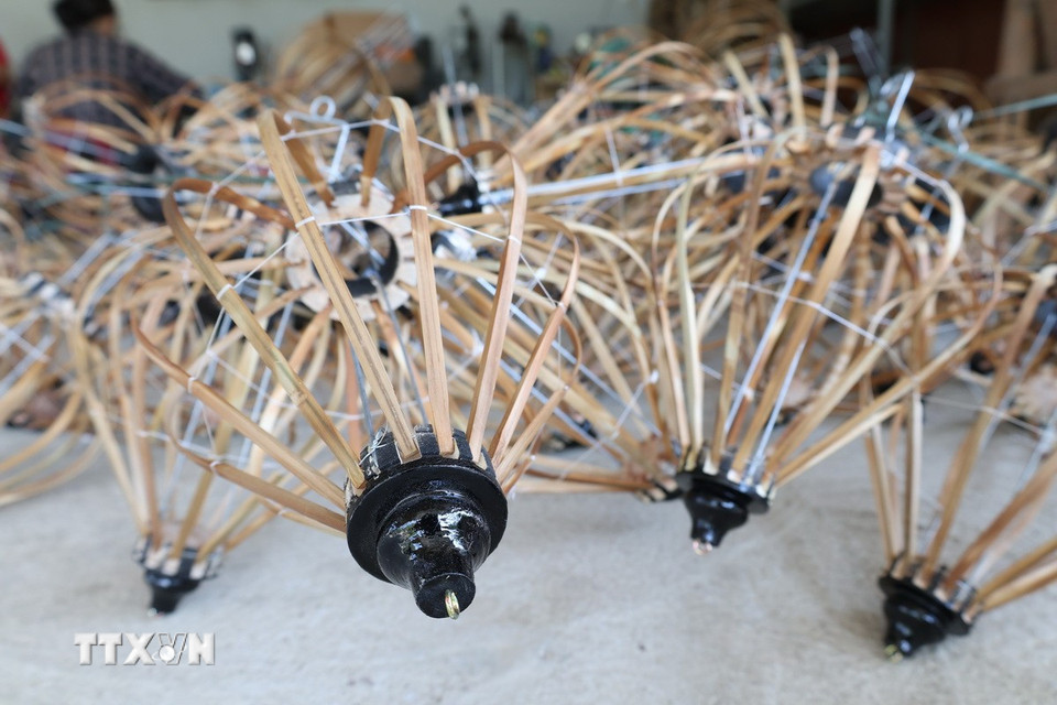 Sản phẩm lồng đèn tại xưởng sản xuất Thiên Đăng (phường Điện Bàn, thành phố Đà Nẵng) được làm hoàn toàn thủ công bằng những vật liệu truyền thống như tre, gỗ và đa dạng về kích cỡ. (Ảnh: Khoa Chương/TTXVN)