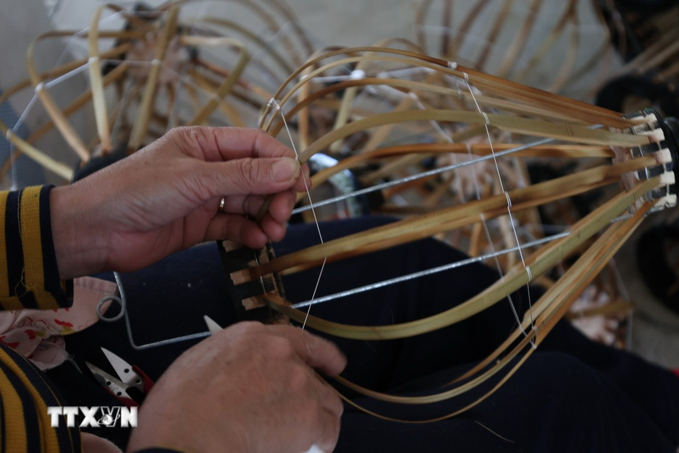 Các sản phẩm lồng đèn tại xưởng sản xuất Thiên Đăng (phường Điện Bàn, thành phố Đà Nẵng) được làm hoàn toàn thủ công bằng những vật liệu truyền thống như tre, gỗ và đa dạng về kích cỡ. (Ảnh: Khoa Chương/TTXVN)