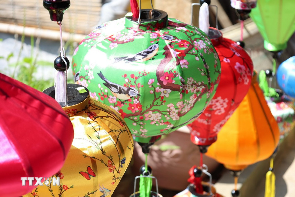 Xưởng sản xuất lồng đèn Thiên Đăng của anh Lê Vĩnh Hà (phường Điện Bàn, thành phố Đà Nẵng) là nơi cung cấp lồng đèn truyền thống cho nhiều nhà hàng, cơ sở, khách sạn tại Hội An. (Ảnh: Khoa Chương/TTXVN)