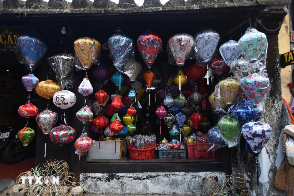 Lồng đèn truyền thống hiện diện ở mọi ngõ ngách tại Hội An (thành phố Đà Nẵng) tạo nên một không gian phố cổ vừa lung linh, vừa đậm hồn Việt. (Ảnh: Khoa Chương/TTXVN)