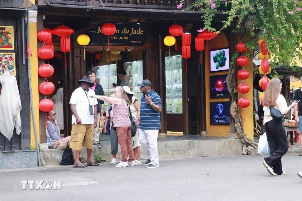 Đèn lồng truyền thống luôn hiện diện ở mọi ngõ ngách của Hội An (thành phố Đà Nẵng), tạo nên một không gian phố cổ vừa lung linh, vừa đậm hồn Việt. (Ảnh: Khoa Chương/TTXVN)