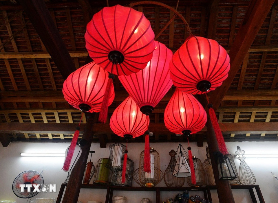 Lồng đèn truyền thống luôn hiện diện ở mọi ngõ ngách tại Hội An (thành phố Đà Nẵng) tạo nên một không gian phố cổ vừa lung linh, vừa đậm hồn Việt. (Ảnh: Khoa Chương/TTXVN)