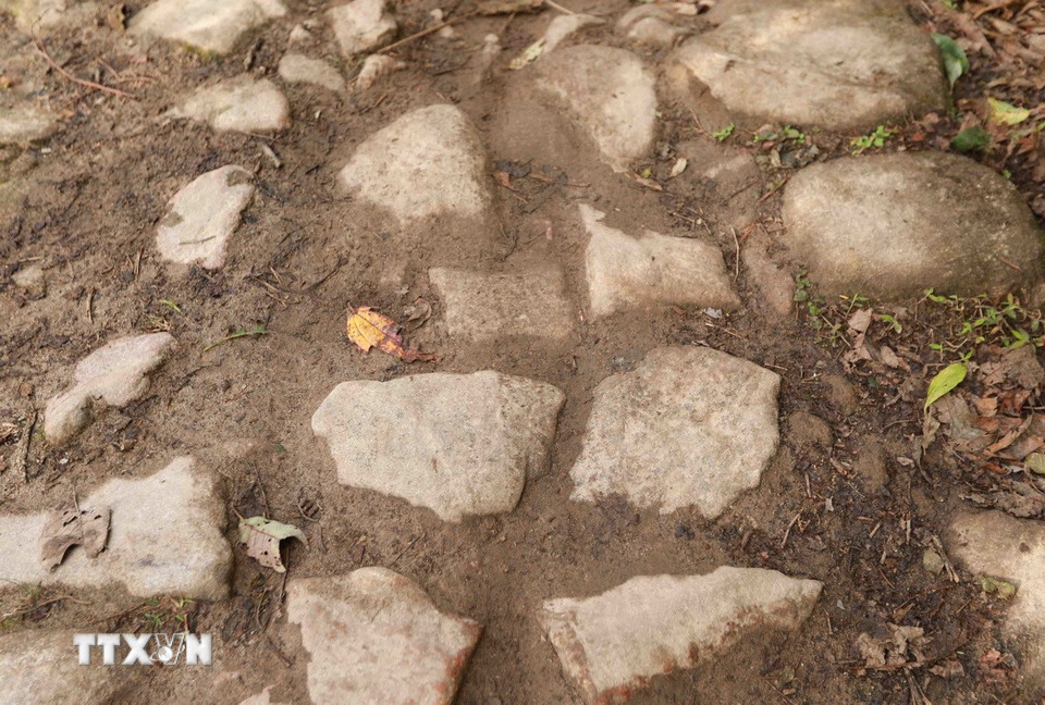 Mặt đường được làm bằng những khối đá được xếp sát vào nhau bề rộng của mặt đường rộng khoảng 3 mét. (Ảnh: Quý Trung/TTXVN)