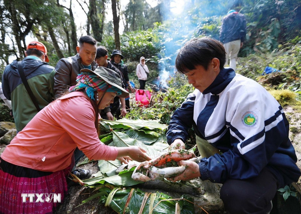 Khi dừng chân giữa cung đường, du khách sẽ được thưởng thức những món ăn do người dân bản địa chế biến với đủ hương vị đặc trưng của Tây Bắc. (Ảnh: Quý Trung/TTXVN)
