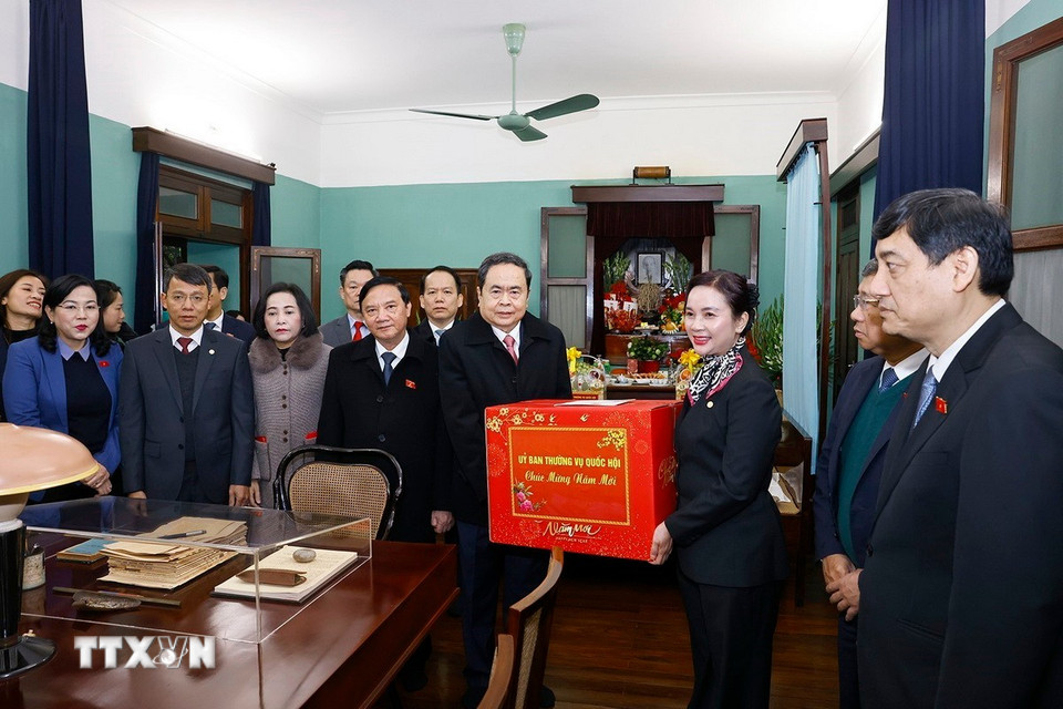 Chủ tịch Quốc hội Trần Thanh Mẫn tặng quà Tết cho cán bộ, nhân viên Khu di tích Chủ tịch Hồ Chí Minh. (Ảnh: Doãn Tấn/TTXVN)