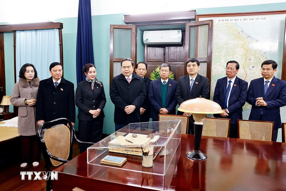 Chủ tịch Quốc hội Trần Thanh Mẫn và đại biểu dâng tại Nhà 67 trong Khu di tích Chủ tịch Hồ Chí Minh. (Ảnh: Doãn Tấn/TTXVN)