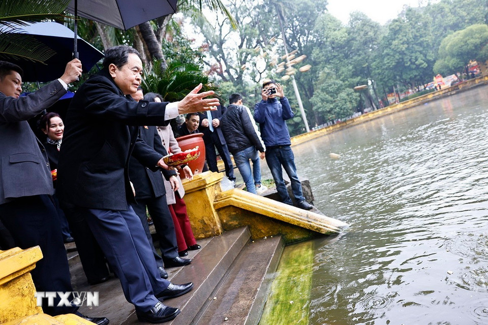Chủ tịch Quốc hội Trần Thanh Mẫn cho cá ăn tại Ao cá Bác Hồ trong Khu di tích Chủ tịch Hồ Chí Minh trong Phủ Chủ tịch. Ảnh: Doãn Tấn - TTXVN