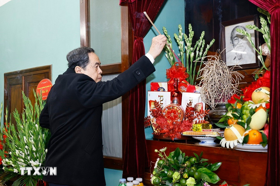 Chủ tịch Quốc hội Trần Thanh Mẫn dâng hương tưởng niệm Chủ tịch Hồ Chí Minh. Ảnh: Doãn Tấn - TTXVN