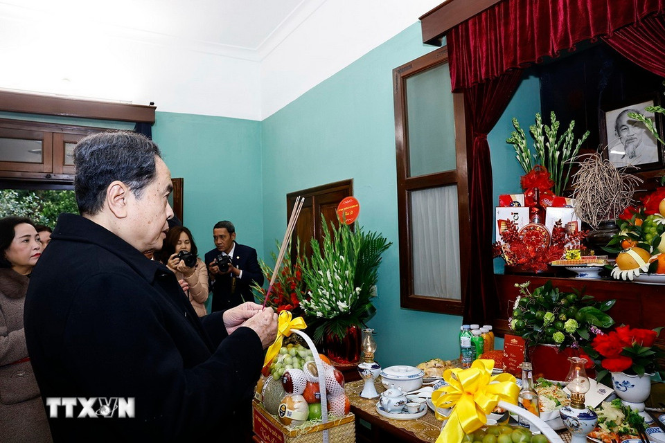 Chủ tịch Quốc hội Trần Thanh Mẫn dâng hương tưởng niệm Chủ tịch Hồ Chí Minh. Ảnh: Doãn Tấn - TTXVN