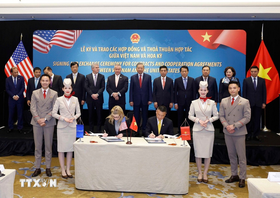 Tổng Bí thư Tô Lâm chứng kiến lễ ký Hợp đồng mua máy bay Boeing 787-9 Dreamliner giữa Hãng hàng không Sun Phú Quốc Airways và Tập đoàn Boeing. (Ảnh: Thống Nhất/TTXVN)