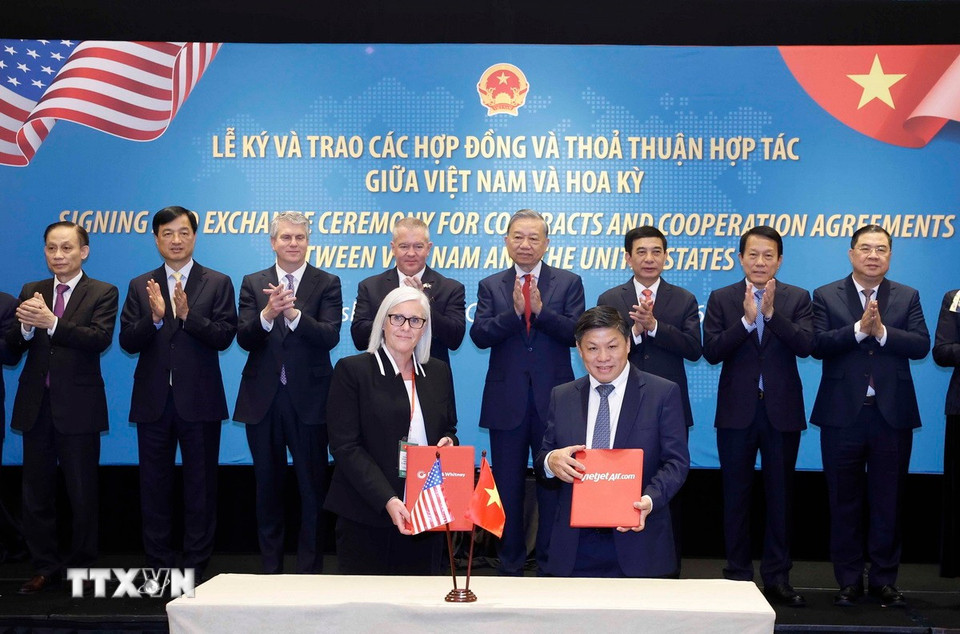 Tổng Bí thư Tô Lâm chứng kiến lễ trao Hợp đồng cung cấp động cơ GTF và dịch vụ bảo dưỡng toàn diện cho tàu bay A321NEO và A321 XLR giữa VietjetAir và Pratt &amp; Whitney. (Ảnh: Thống Nhất/TTXVN)