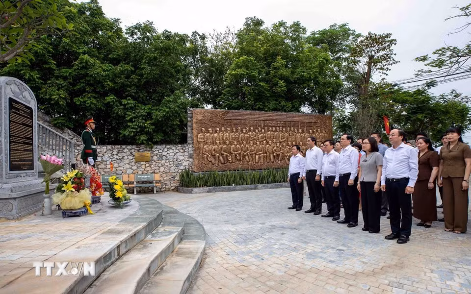 Các đại biểu dâng hương tại Trường Dạy làm báo Huỳnh Thúc Kháng. (Ảnh: Trần Trang/TTXVN)