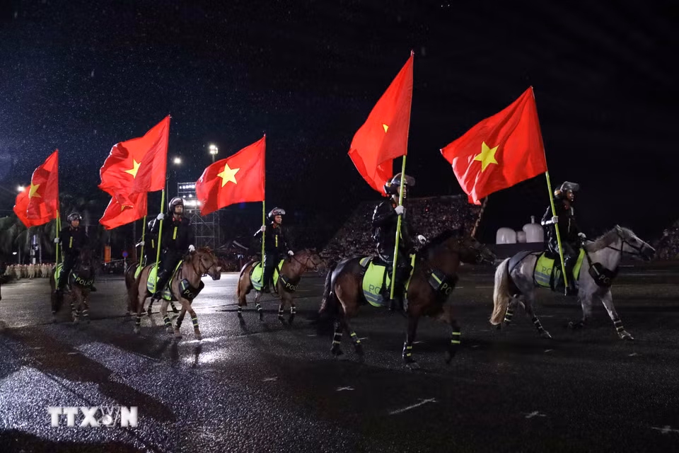 Lực lượng Cảnh sát cơ động kỵ binh biểu diễn tại lễ khai mạc. (Ảnh: Trần Lê Lâm/TTXVN)