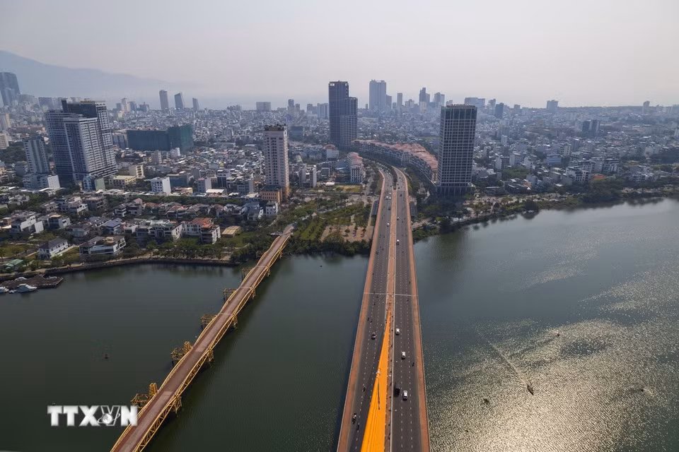 Trục giao thông hướng ra biển được kết nối bởi những cây cầu, tạo điều kiện phát triển nhanh chóng cho khu vực phía Đông thành phố. (Ảnh: Xuân Quý/TTXVN)