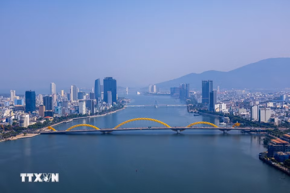 Những cây cầu qua sông Hàn và hàng loạt tòa nhà cao tầng 2 bên bờ sông là điểm nhấn cho sự phát triển mạnh mẽ của Đà Nẵng. (Ảnh: Xuân Quý/TTXVN)