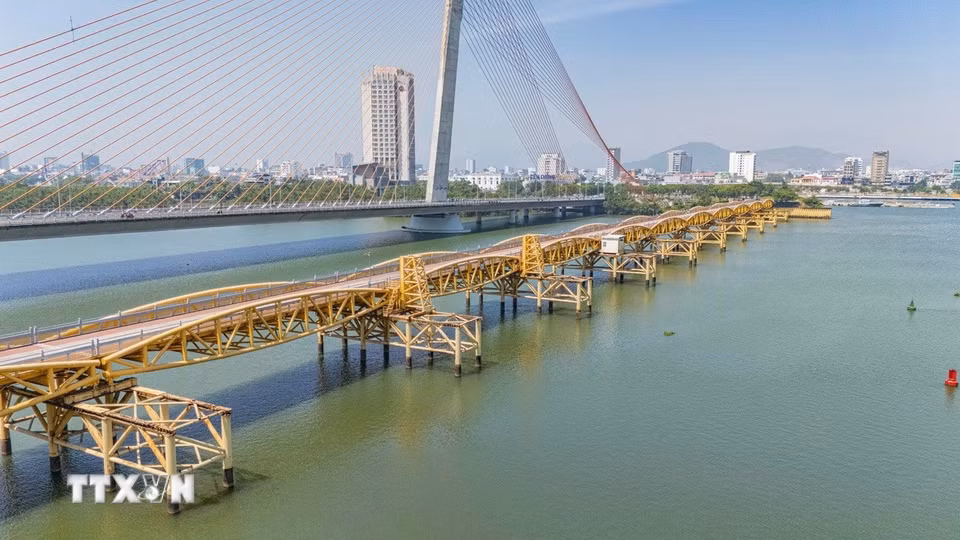 Cầu Nguyễn Văn Trỗi được giữ nguyên thiết kế ban đầu để tạo điểm nhấn lịch sử trên sông Hàn. (Ảnh: Xuân Quý/TTXVN)